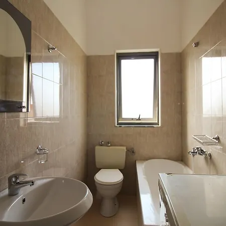 فندق Holiday Vellezerit Ramaj Velipojë