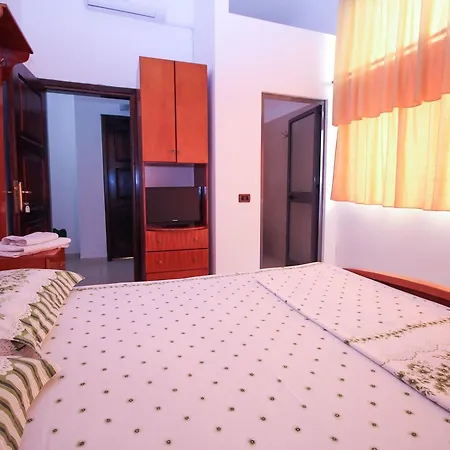 Hotel Holiday Vellezerit Ramaj *